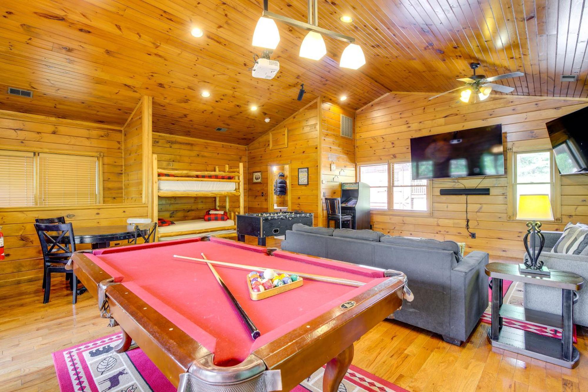 Cabin With Pool Access About 3 Mi To Downtown جاتلينبرج المظهر الخارجي الصورة