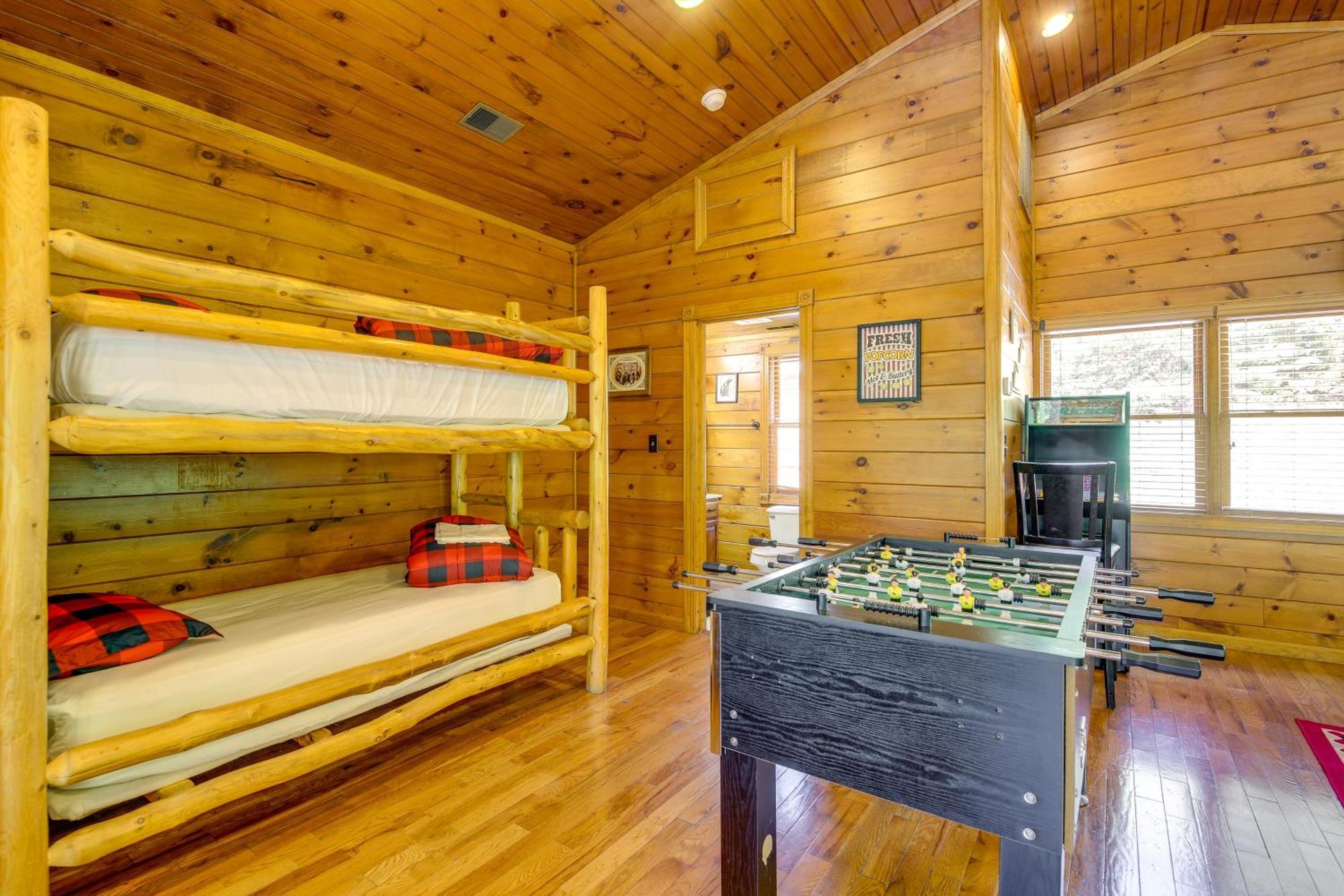Cabin With Pool Access About 3 Mi To Downtown جاتلينبرج المظهر الخارجي الصورة