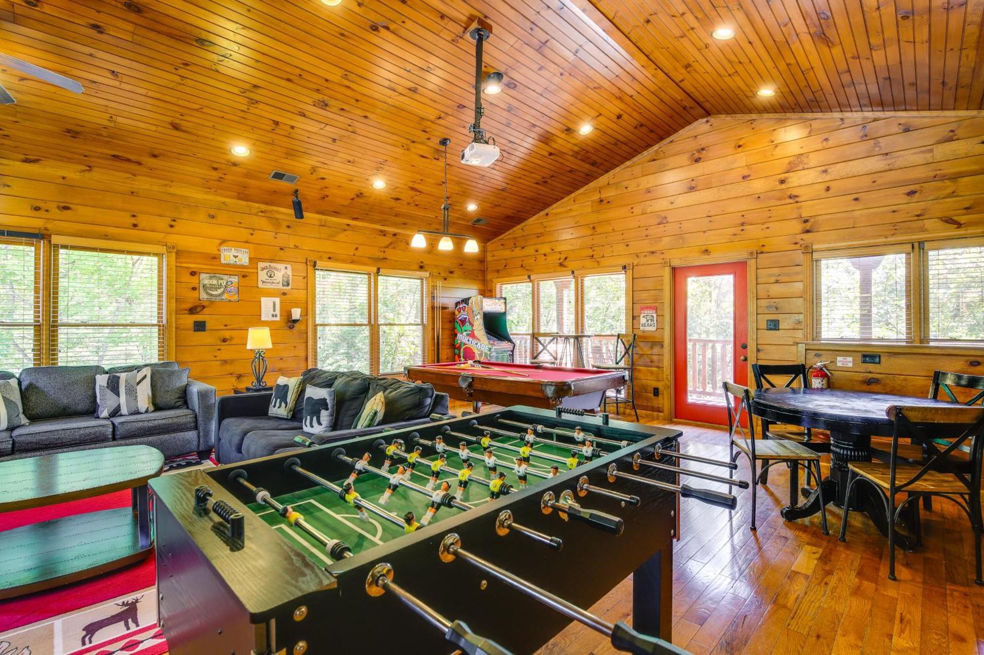 Cabin With Pool Access About 3 Mi To Downtown جاتلينبرج المظهر الخارجي الصورة