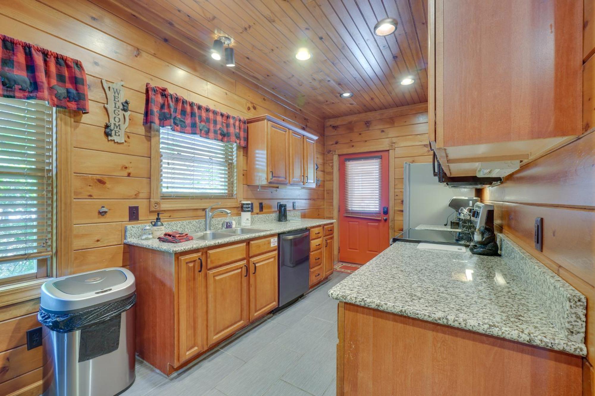 Cabin With Pool Access About 3 Mi To Downtown جاتلينبرج المظهر الخارجي الصورة